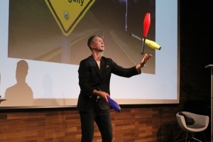 Martin Emrich jongliert mit Keulen